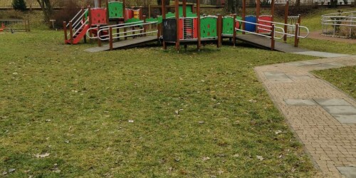 Na terenie przedszkola znajduje się plac zabaw jednym z elementów jest zamek drewniany